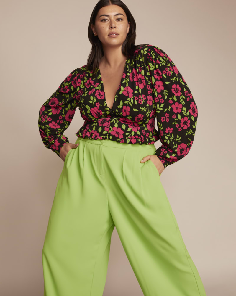 Front of a model wearing a size 1 Frankie Shirt in Falling Floral by 11 Honoré Collection. | dia_product_style_image_id:230881